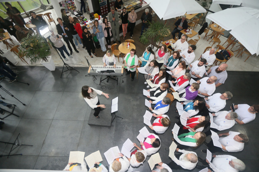 Corais luteranos Bom Pastor e Martin Luther apresentaram aos funcionários e visitantes um repertório repleto de clássicos da música sacra.