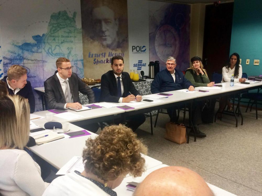 Deputado Paulo Litro durante encontro com representantes do Sindicosméticos/PR