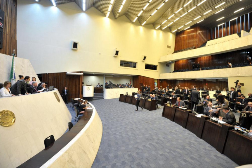 Deputados durante os trabalhos de Plenário.