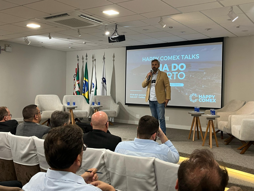 Durante sua fala, o deputado Fabio Oliveira destacou a importância da logística para o desenvolvimento do Estado.