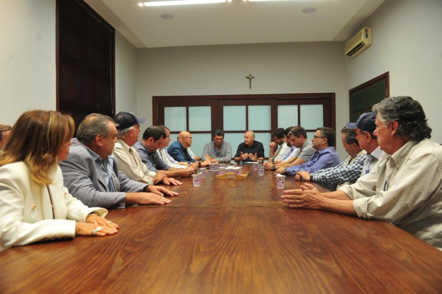 Deputado Ademar Traiano entregou ao presidente da SRP, Antonio Sampaio, o título de utilidade pública concedido à entidade.