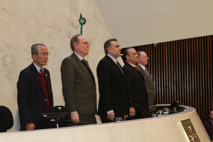 Sessão solene comemorativa ao "Dia do Cônsul", por proposição do deputado Ney Leprevost (PSD).