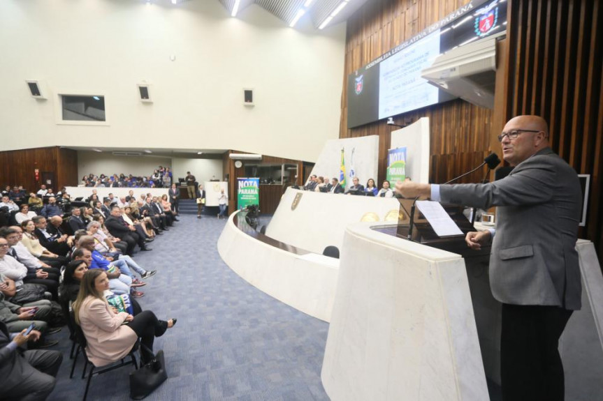 Cerimônia, marcada por muita emoção, contou com a presença de autoridades e paranaenses premiados em maio.