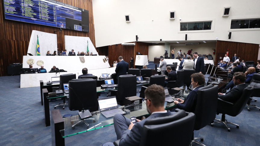 Os parlamentares participaram de duas sessões plenárias ordinárias nesta terça-feira (17).