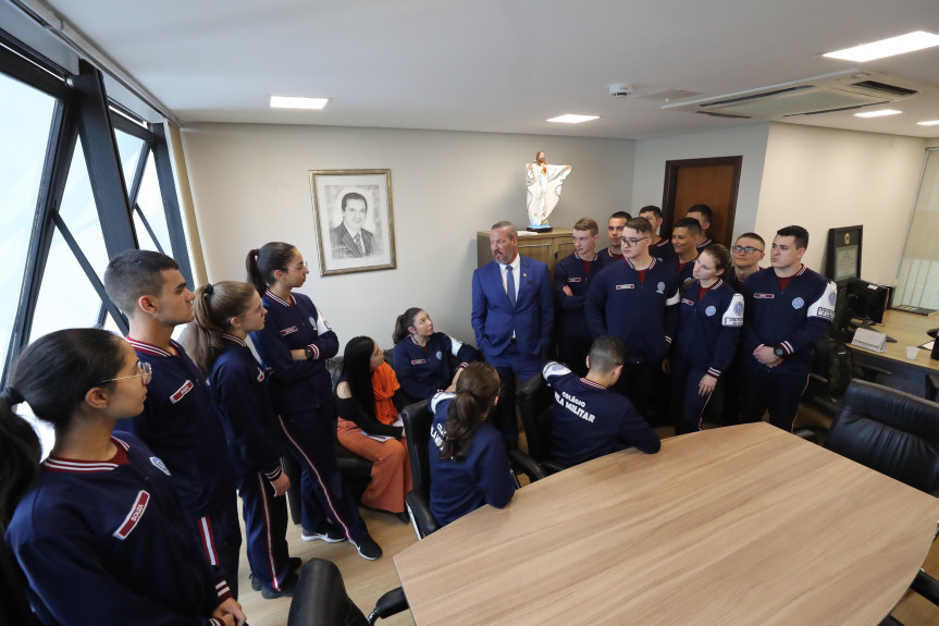 Antes de acompanhar a sessão plenária, os alunos visitaram os gabinetes do Deputado Delegado Tito Barichello (UNIÃO) e do Deputado Gilberto Ribeiro (PL).