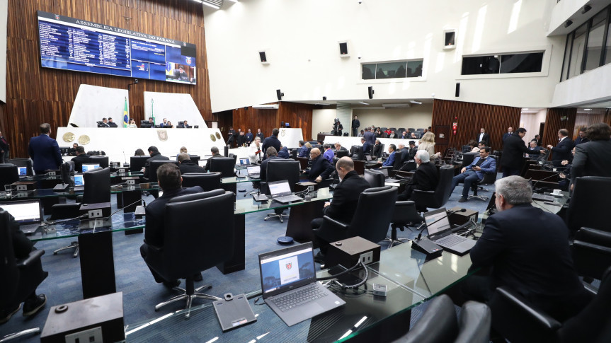 Iniciativas promovem alterações em pastas, processo administrativo e cargos do Poder Executivo e do Tribunal de Justiça do Paraná (TJ-PR).