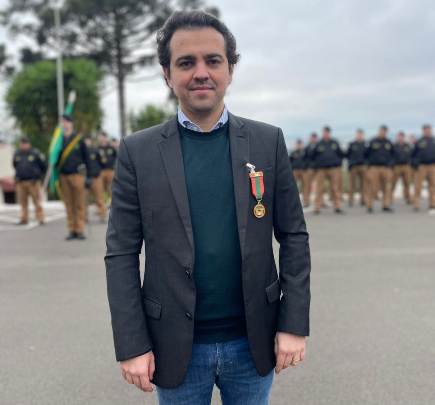 O deputado Luiz Fernando Guerra (União) viajou de Curitiba para acompanhar pessoalmente o evento e foi homenageado com a Medalha Sentinelas do Sudoeste, que faz referência à história do sudoeste paranaense.