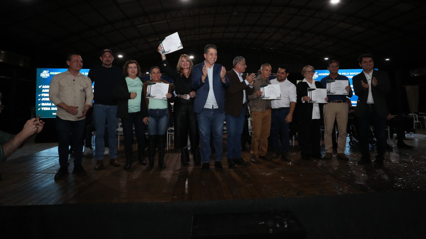Deputado Cobra Repórter (PSD) durante entrega de homenagens em Jacarezinho.