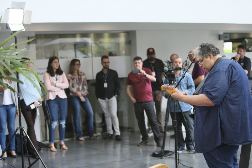 O multinstrumentista Aurélio Vale foi o convidado em mais uma edição do projeto “Comunicação & Arte na Alep”, realizado nesta quinta-feira (17).