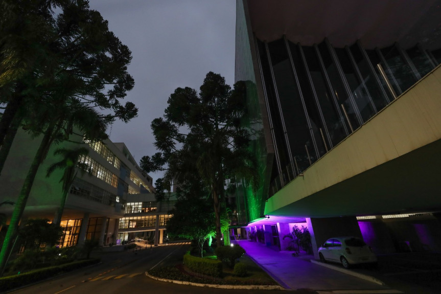 Fachada da Assembleia Legislativa iluminada em apoio a campanha Março Roxo.