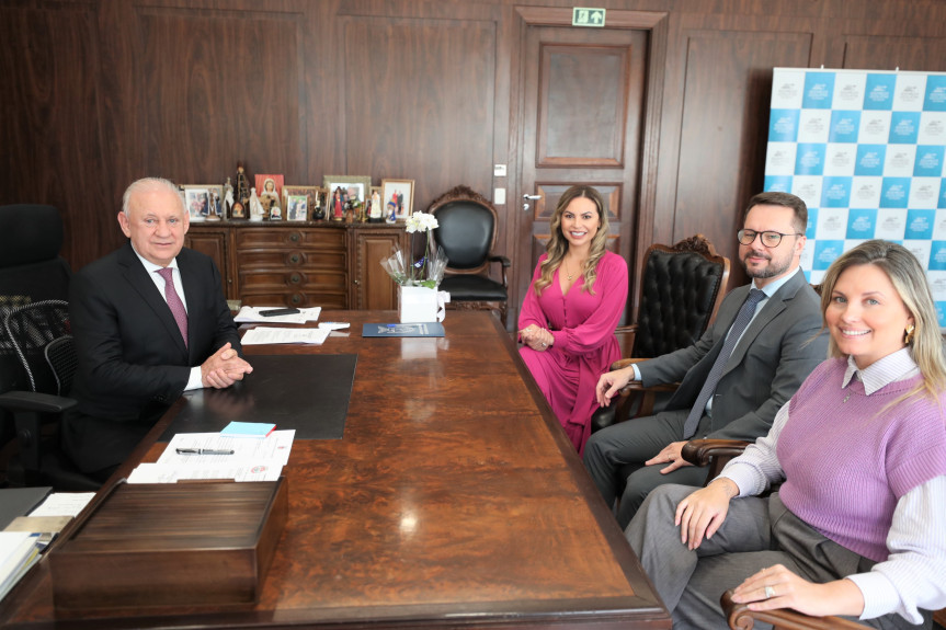 No início da tarde desta segunda-feira, o presidente da Casa, deputado Ademar Traiano (PSD), e a presidente do Conselho de Ações Solidárias e Voluntariado da Assembleia, Rose Traiano, receberam o presidente da Câmara de Curitiba, vereador Marcelo Fachinello, e sua esposa, Milena Fachinello.