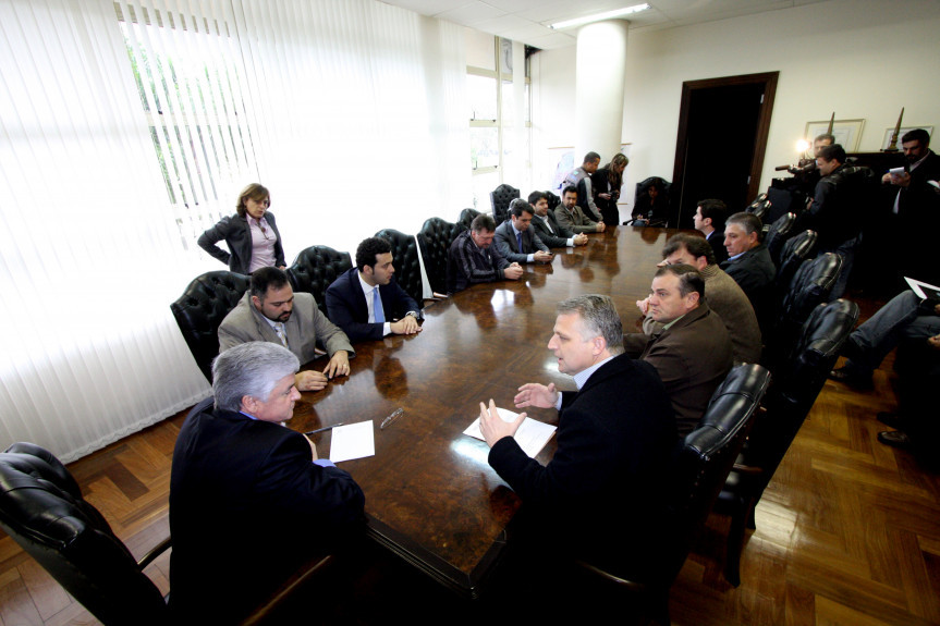 Representantes da Associação dos Municípios do Centro-Sul do Paraná se reúnem com presidente da Assembleia, Valdir Rossoni