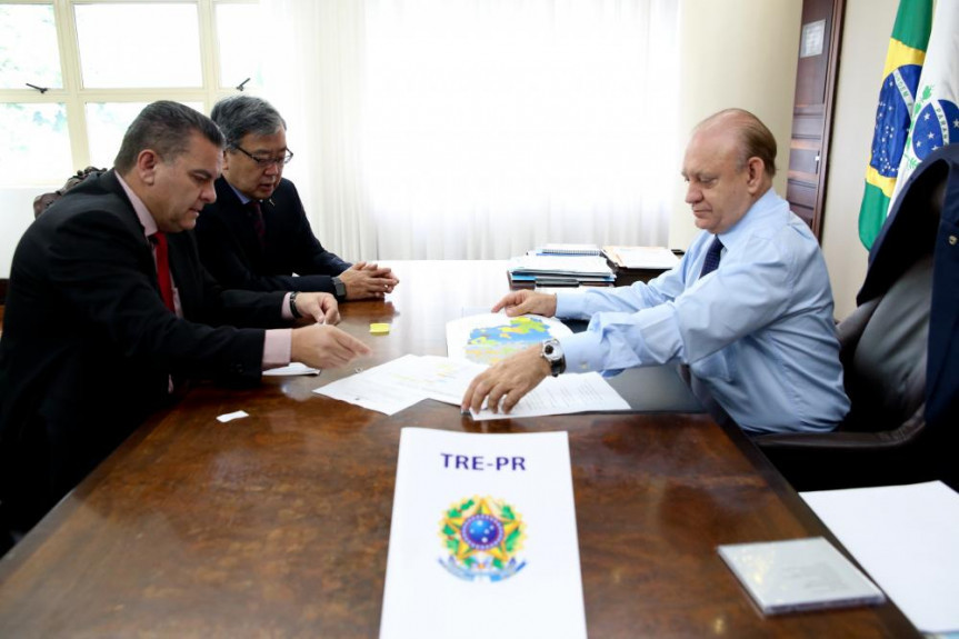 Presidente Ademar Traiano (PSDB) recebe o presidente do TRE, desembargador Adalberto Xisto Pereira, e o corregedor, desembargador Luiz Oyama.