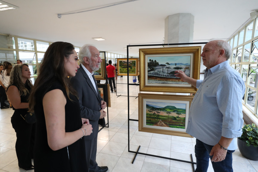 O artista apresentou suas obras à primeira-secretária da Casa, deputada Maria Victoria (PP), e ao vice-governador do Paraná, Darci Piana.