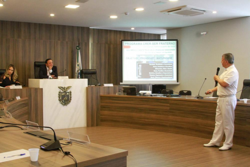 Apresentação do programa "Crer-Ser Fraterno" com o doutor José Jacyr Leal Junior, durante reunião da Comissão de Educação.