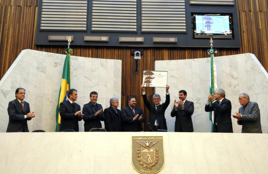 Secretário de Estado da Agricultura e do Abastecimento, Norberto Anacleto Ortigara, recebe o título de Cidadão Honorário do Paraná.