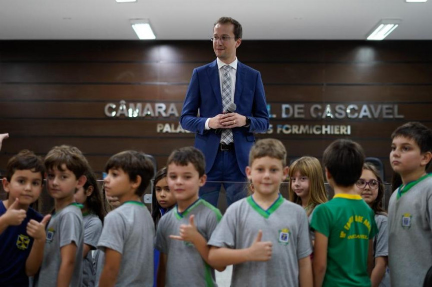 Alunos de escola municipal de Cascavel, em visita à Câmara de Vereadores, tiveram  participaram especial no evento