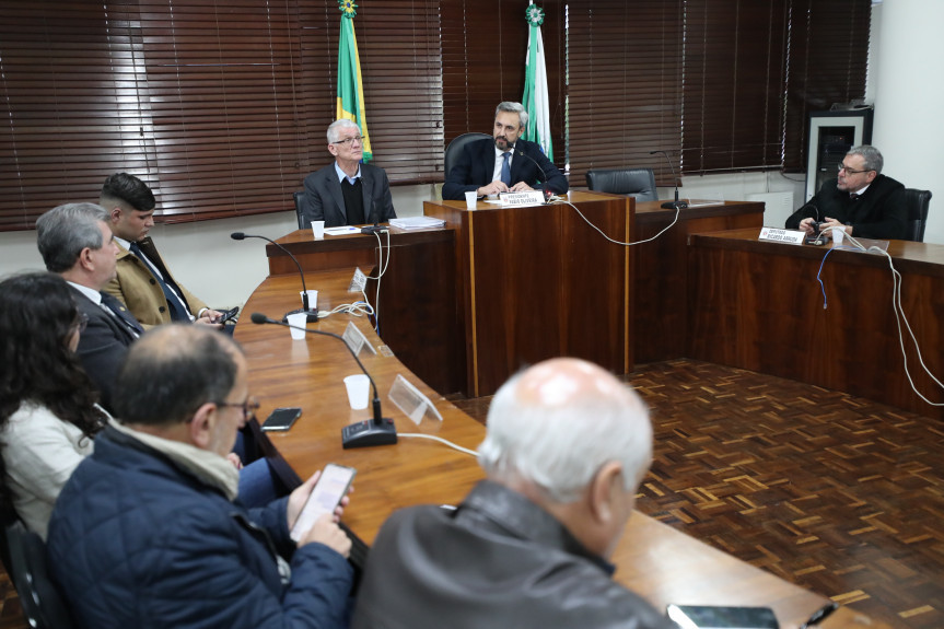 Encontro ocorreu na Sala das Comissões no fim da tarde desta terça-feira (13).