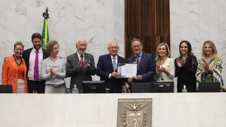 A proposição teve por objetivo promover uma distinção com a entrega de Menção Honrosa para marcar a passagem do representante italiano em Curitiba.