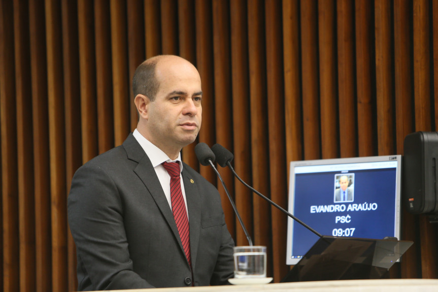 Deputado Evandro Araújo (PSC), presidente da Comissão de Orçamento da Alep, anuncia prazo para apresentação de emendas