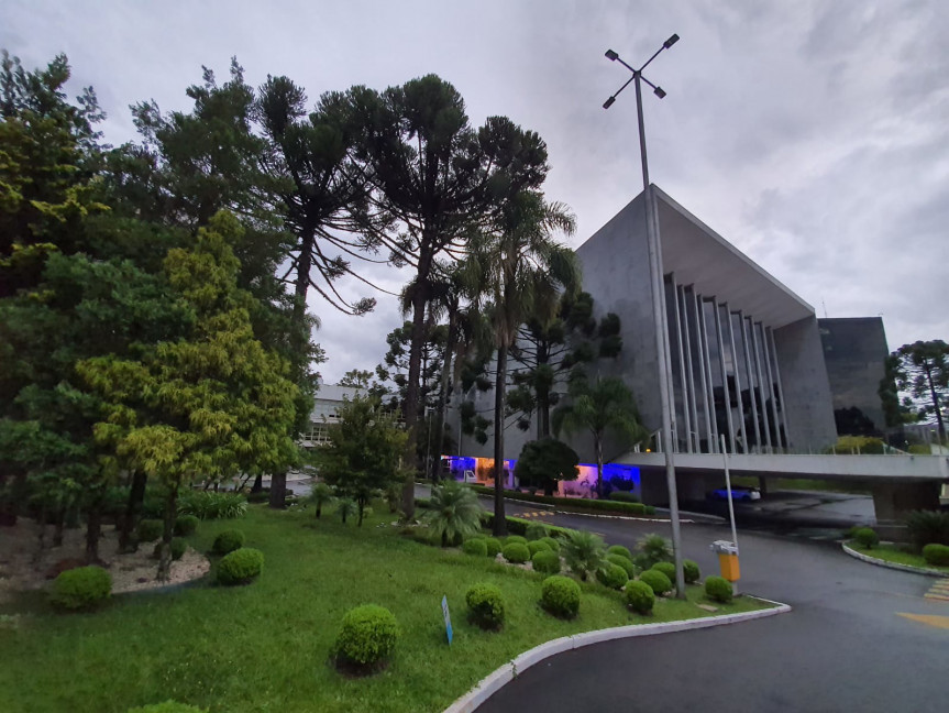 Em apoio ao povo ucraniano, Assembleia Legislativa está iluminada com as cores da bandeira da Ucrânia.