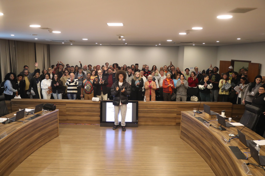 A reunião aconteceu na noite desta sexta-feira (17), no Auditório Legislativo.