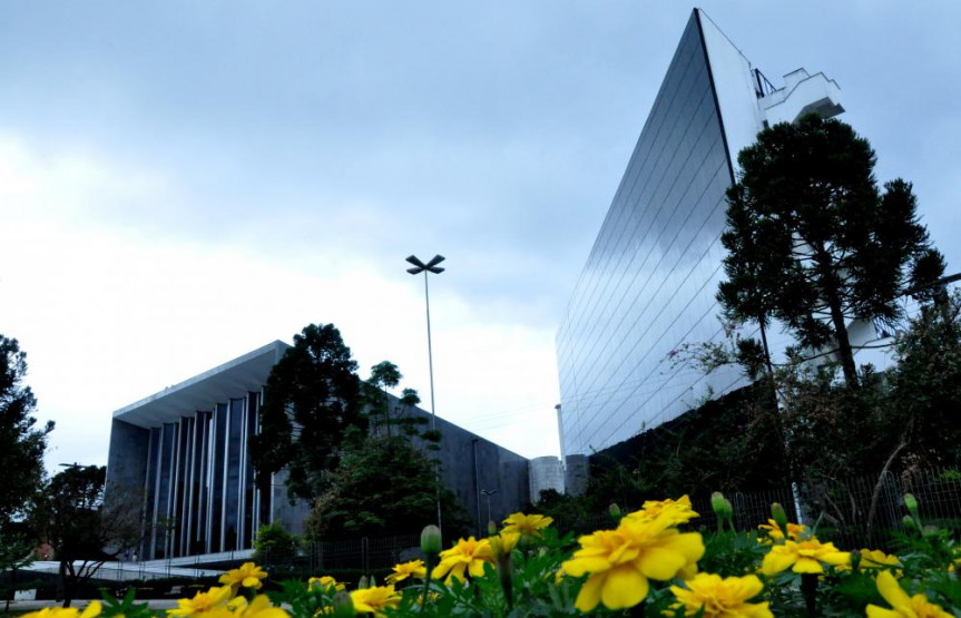 Fachada Assembleia Legislativa do Paraná.