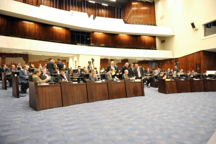 Deputados durante os trabalhos em Plenário.
