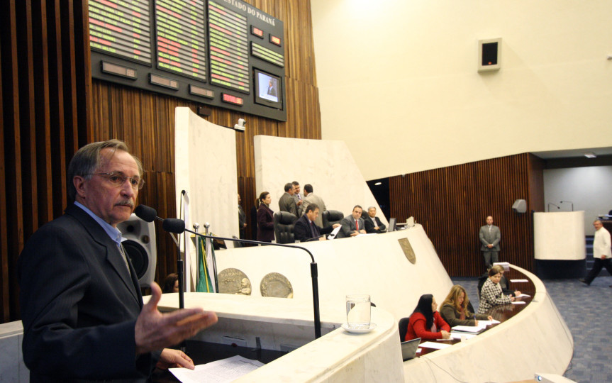 Presidente da Federação das Apaes do Paraná,  José Turozi, durante seu pronunciamento no grande expediente da sessão plenária.