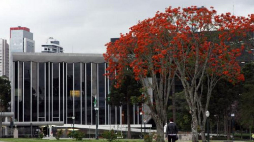 Fachada da Assembleia Legislativa do Paraná.