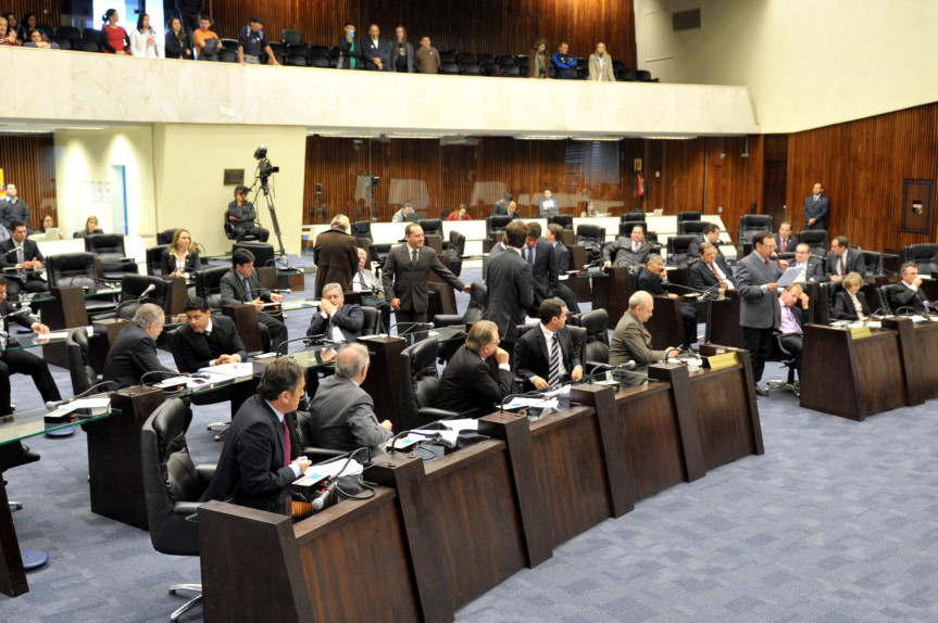 Deputados durante a discussão do projeto de reajuste salarial dos professores estatuais.