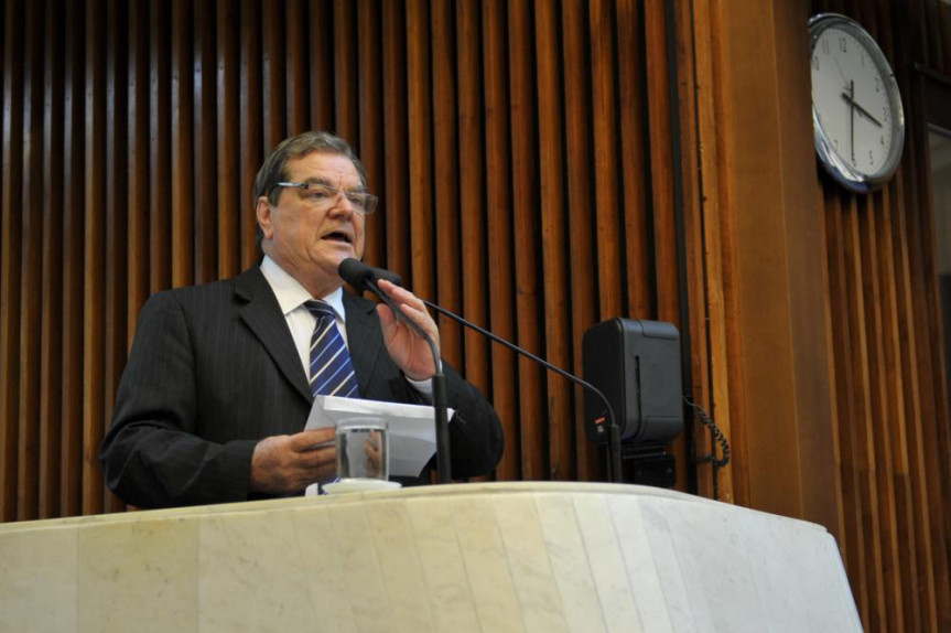 Deputado Caíto Quintana (PMDB) na tribuna durante a sessão plenária desta quarta-feira (20). 