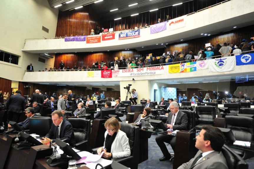 Galerias cheias para acompanhar a votação do projeto "Escola sem Partido" na Alep.