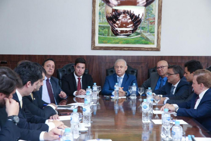 Presidente Ademar Traiano (PSDB) e o chefe da Casa Civil, Guto Silva, em reunião com os líderes das bancadas e blocos da Alep.