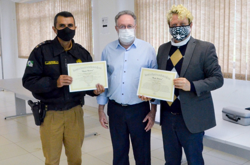 O comandante da 4ª Companhia da PMPR em Londrina, major Marcos Antonio Tordoro, e o maestro Roney Marczak, com o deputado Tercílio Turini.