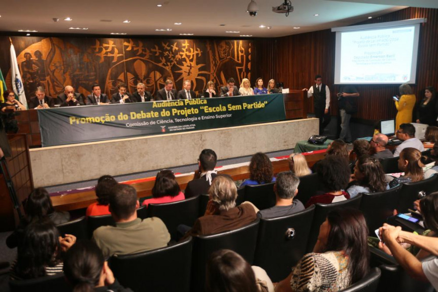 Em abril a Assembleia Legislativa realizou uma audiência pública, que lotou o plenarinho, para debater o PL 606/2016 que que institui no sistema de ensino estadual o Programa Escola Sem Partido.