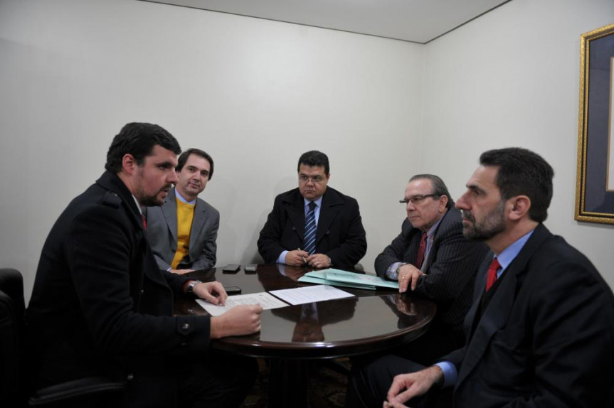 Parlamentares reunidos na Comissão de Finanças da Alep.