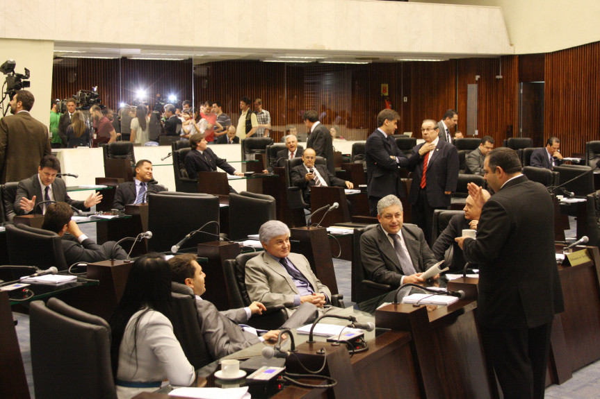 Deputados durante os trabalhos de plenário na sessão desta segunda-feira (12/12).