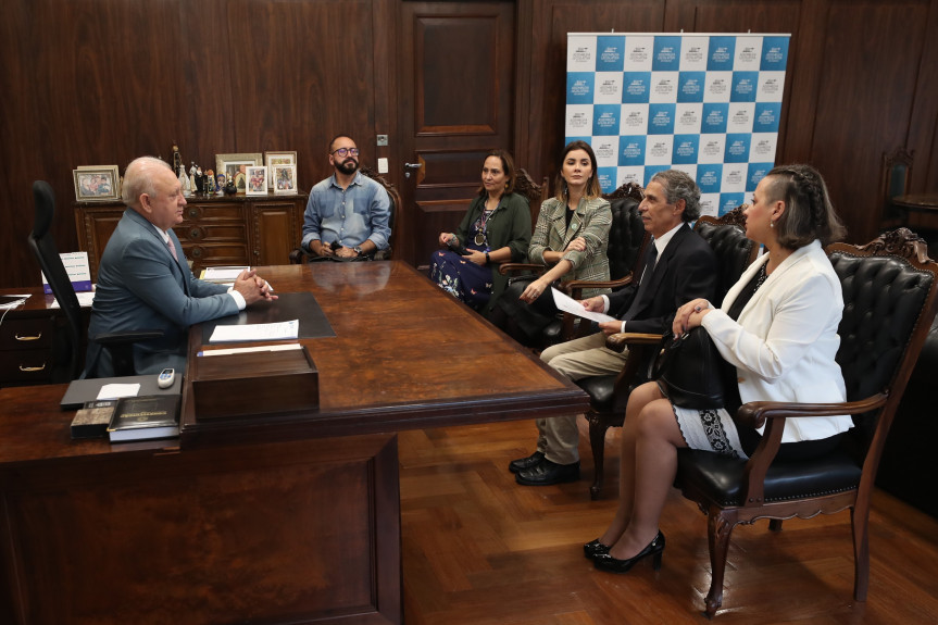 O presidente da Assembleia, deputado Ademar Traiano, recebeu no gabinete da Presidência a diretoria do Sindicato dos Jornalistas.