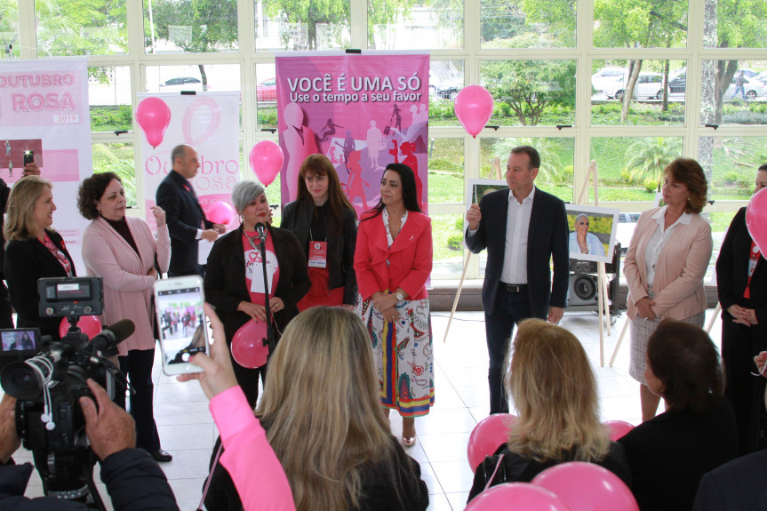 Campanha Outubro Rosa e Doação de Lenços fazem parte das ações da Comissão de Defesa dos Direitos da Mulher da Assembleia Legislativa do Paraná.