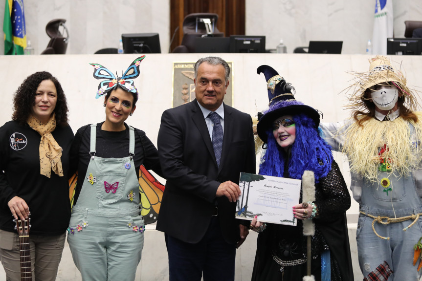 A educadora Elisabeth Maschke, que interpreta a Bruxa Beth, recebeu Voto de Congratulações proposto pelo deputado Plauto Miró.