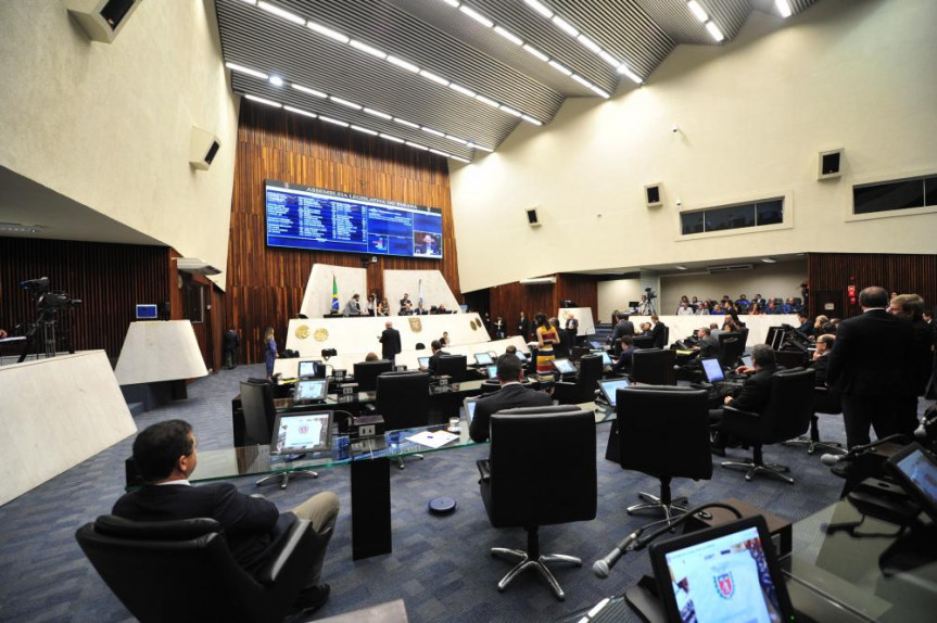 A sessão de hoje foi marcada por debates e uma série de pronunciamentos.