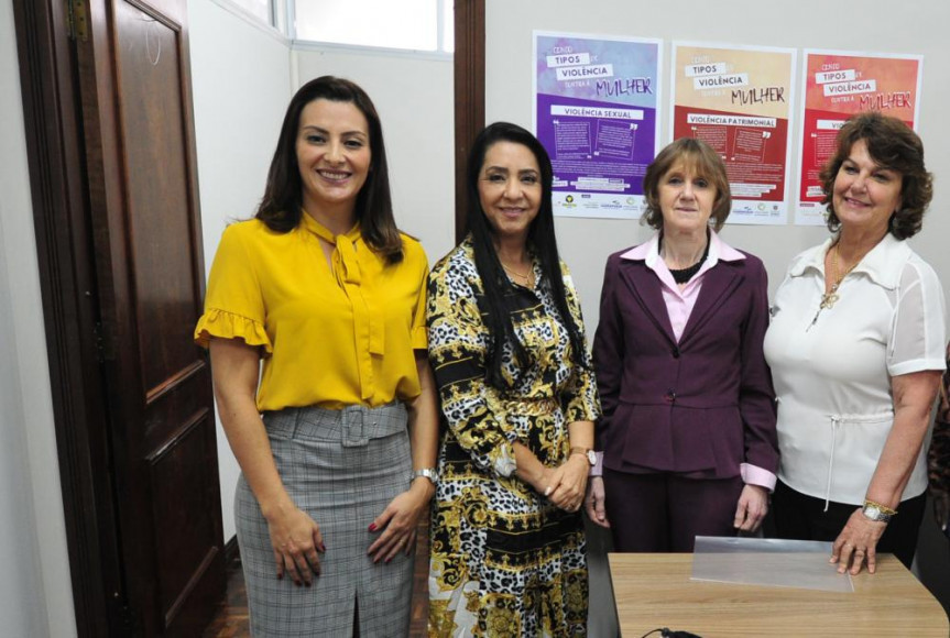 Procuradoria Especial da Mulher da Alep ganha espaço próprio para atendimento. Deputadas inauguram a sala de forma simbólica com uma reunião da Comissão de Defesa dos Direitos da Mulher.