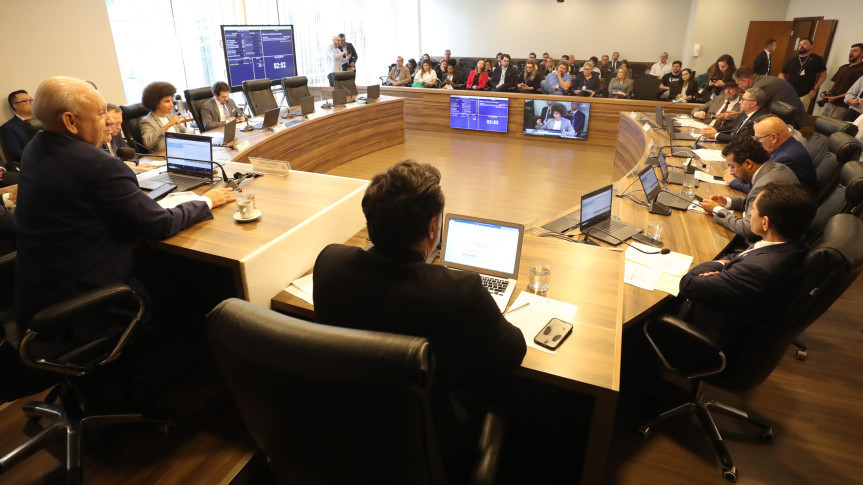 Reunião ocorreu no início da tarde desta terça-feira (10), no Auditório Legislativo.