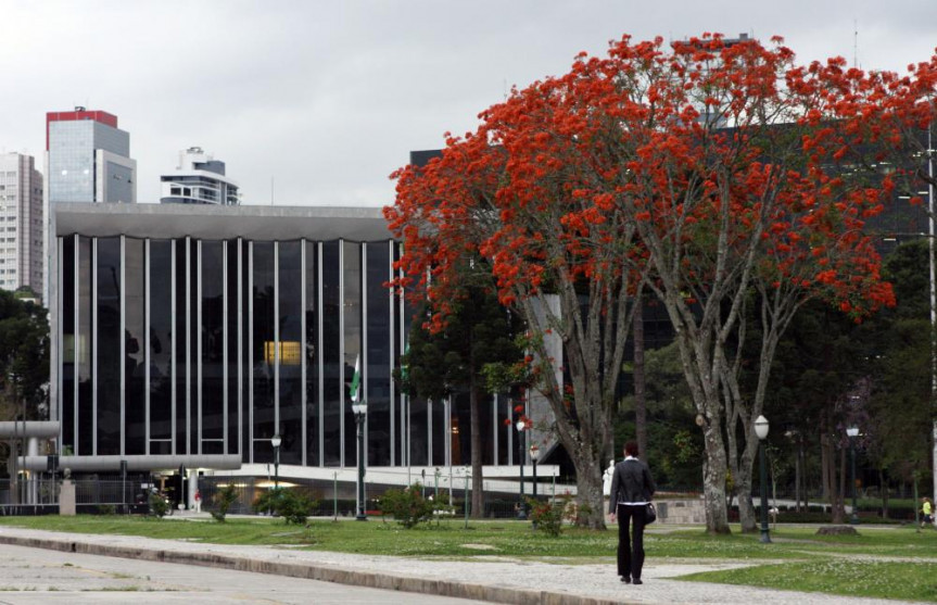 Fachada da Assembleia Legislativa do Paraná.