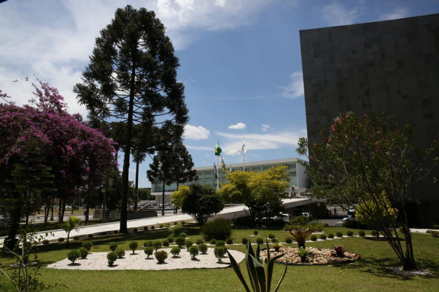 Visão do jardim lateral da Assembleia Legislativa do Paraná.