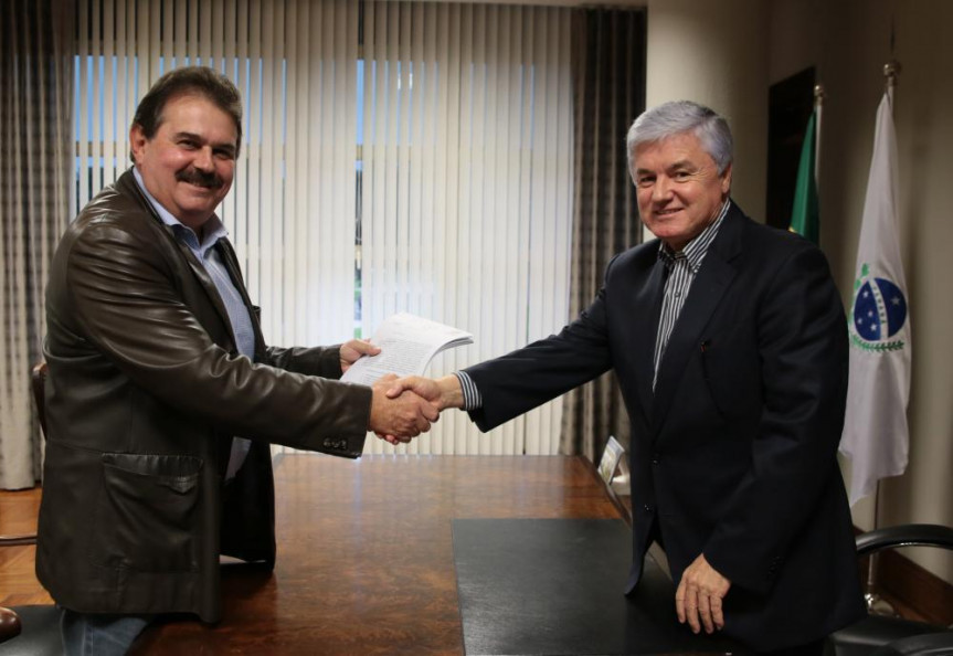 Secretário de Estado de Governo e da Casa Civil César Silvestre entrega a LDO ao presidente do Legislativo, deputado Rossoni.