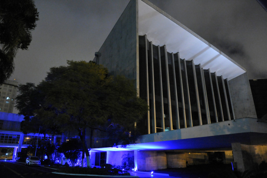 Assembleia Legislativa fica iluminada para o "Agosto Azul".