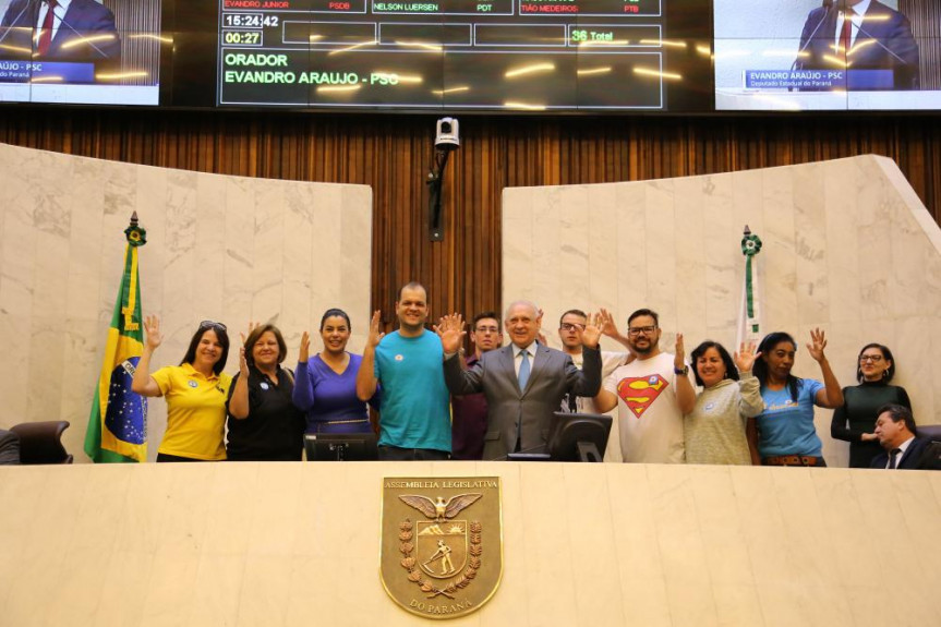 Presidente da Alep, Ademar Traiano (PSDB) e a deputada Claudia Pereira (PSC), com um grupo de visitantes.