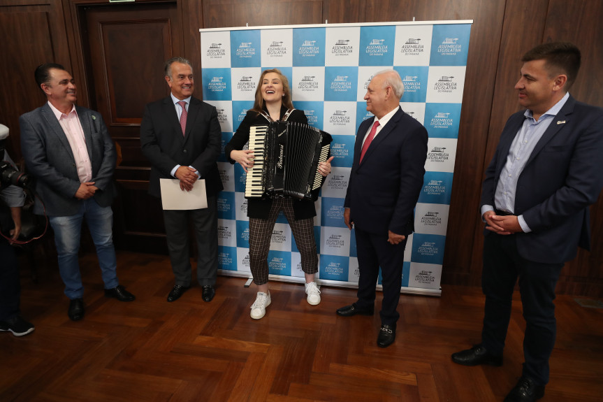 A cantora e sanfoneira Bia Socek recebe homenagem da Assembleia Legislativa do Paraná, proposta pelo deputado Plauto Miró.